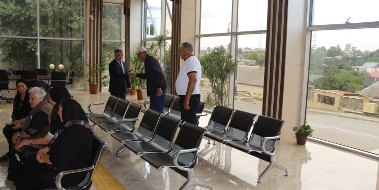 Rayon İcra Hakimiyyəti başçısının səlahiyyətlərini icra edən Natiq Nağıyev Vətən müharibəsi şəhidlərinin ailə üzvləri ilə çay süfrəsi ətrafında növbəti görüş keçirib