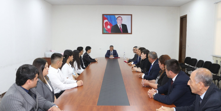 Rayon İcra Hakimiyyəti başçısının səlahiyyətlərini icra edən Natiq Nağıyev 2025-2026-cı tədris ilində respublikamızın ali təhsil müəssisələrinə keçirilən qəbul imtahanlarında 600 bal və yuxarı nəticə əldə etmiş məzunlarla görüş keçirib