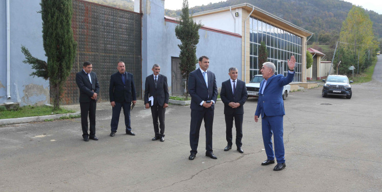 Rayon İcra Hakimiyyətinin başçısı Hacıbaba Babayev Poladlı kəndində yerləşən "Meyvəqurutma" müəssisəsinə baş çəkib, görülmüş işlərlə yaxından tanış olub